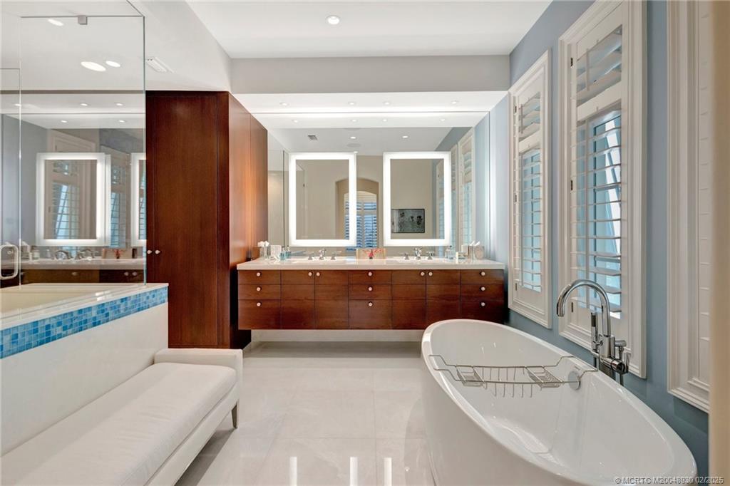 Stuart, Florida 34996, United States, 5 Bedrooms Bedrooms, ,6 BathroomsBathrooms,Residential,Active,6994