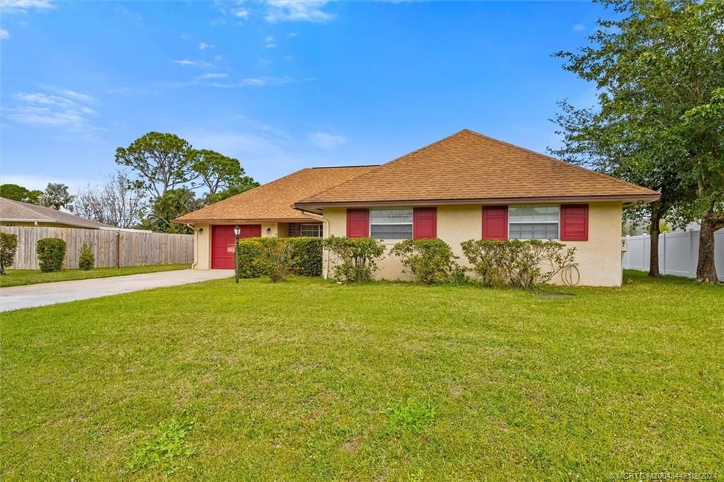Photo of 911 SE Walters Terrace, Port Saint Lucie, FL 34983 (MLS # M20043442)