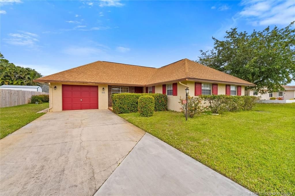 Photo of 911 SE Walters Terrace, Port Saint Lucie, FL 34983 (MLS # M20043442)