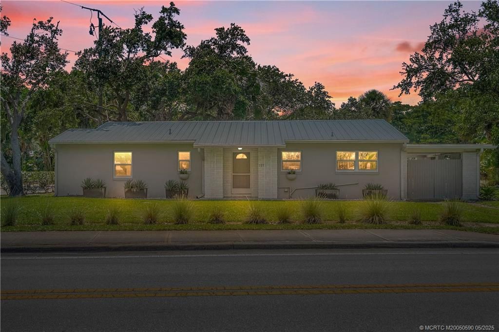 Photo of 109 N Sewalls Point Road, Stuart, FL 34996 (MLS # M20050590)