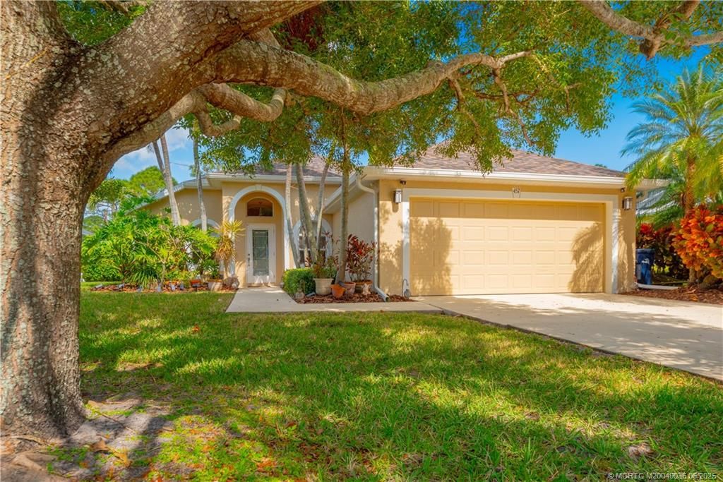 Photo of 457 NW Fetterbush Way, Jensen Beach, FL 34957 (MLS # M20049036)