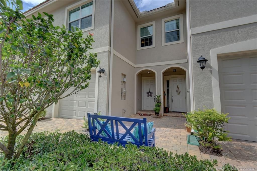 Photo of 527 SW Glen Crest Way, Stuart, FL 34997 (MLS # M20040170)