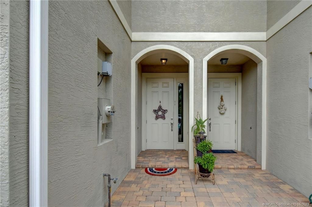 Photo of 527 SW Glen Crest Way, Stuart, FL 34997 (MLS # M20040170)