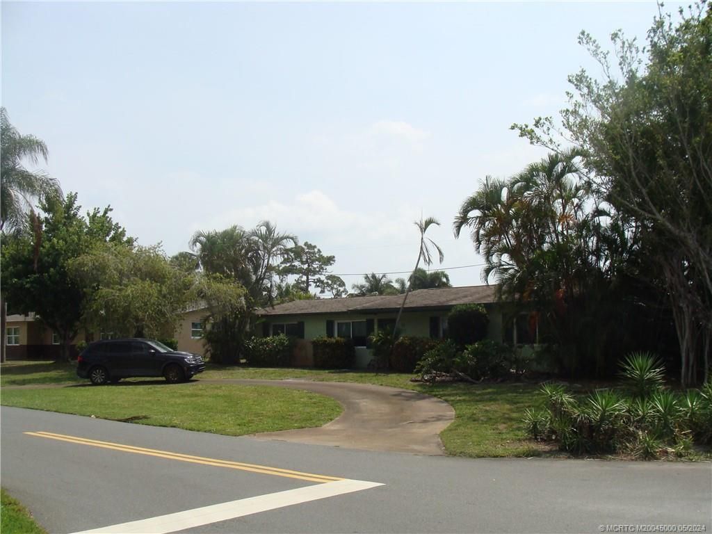 Photo of 925 SE Flamingo Avenue, Stuart, FL 34996 (MLS # M20045000)