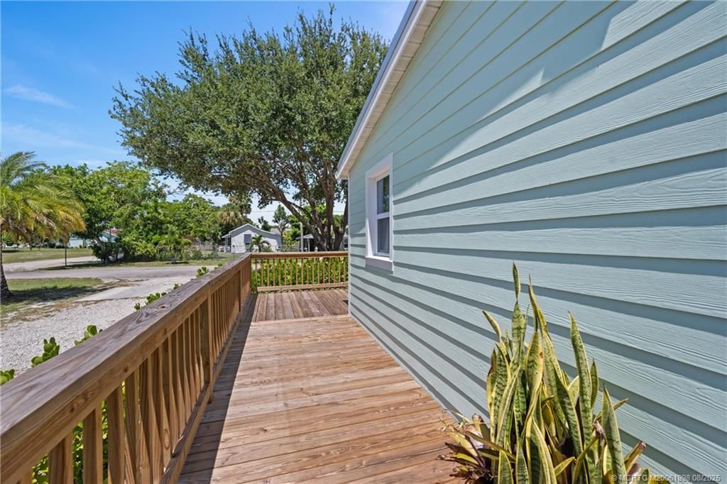 Photo of 909 SE Hibiscus Avenue, Stuart, FL 34996 (MLS # M20051998)