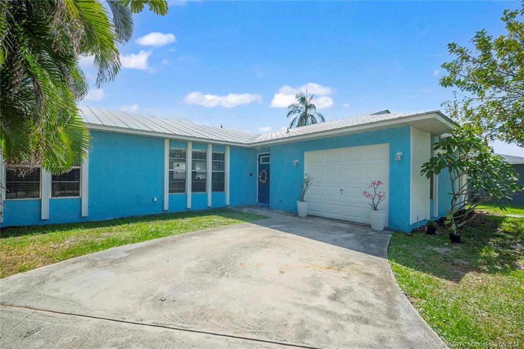 Photo of 771 SE Sweetbay Avenue, Port Saint Lucie, FL 34983 (MLS # M20045159)