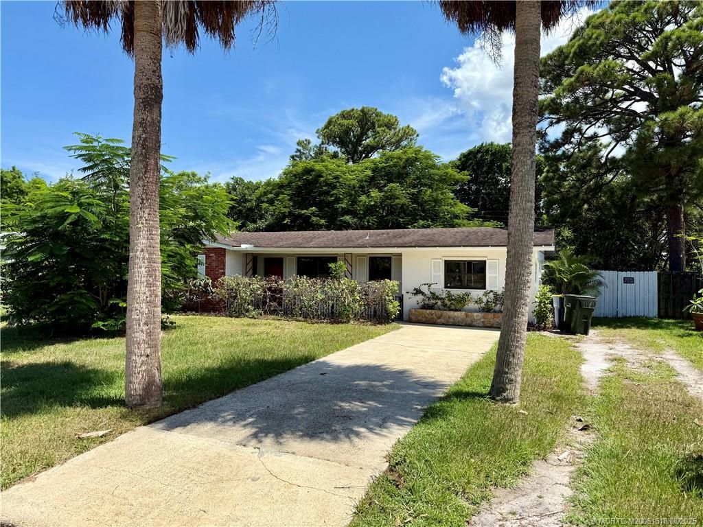 Photo of 1002 SE 15th Court, Stuart, FL 34996 (MLS # M20051518)