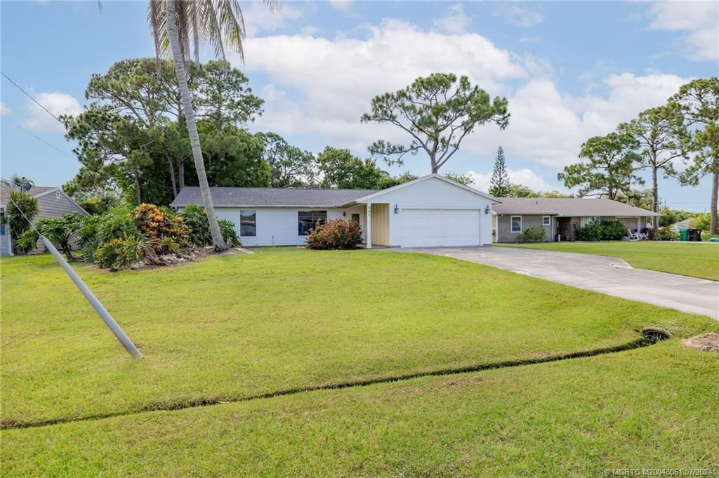 Photo of 662 NW Cardinal Drive, Port Saint Lucie, FL 34983 (MLS # M20046051)