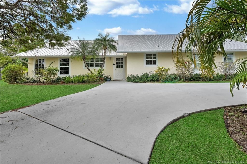 Photo of 3093 SE Quanset Circle, Stuart, FL 34997 (MLS # M20039312)