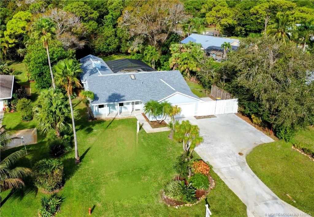 Photo of 550 NE Town Terrace, Jensen Beach, FL 34957 (MLS # M20041300)