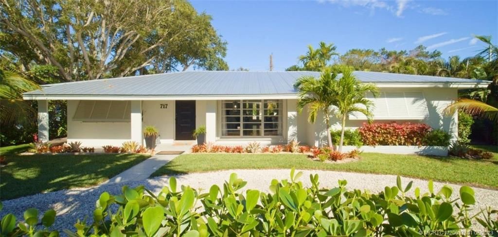 Photo of 717 SE Weir Street, Stuart, FL 34994 (MLS # M20037801)