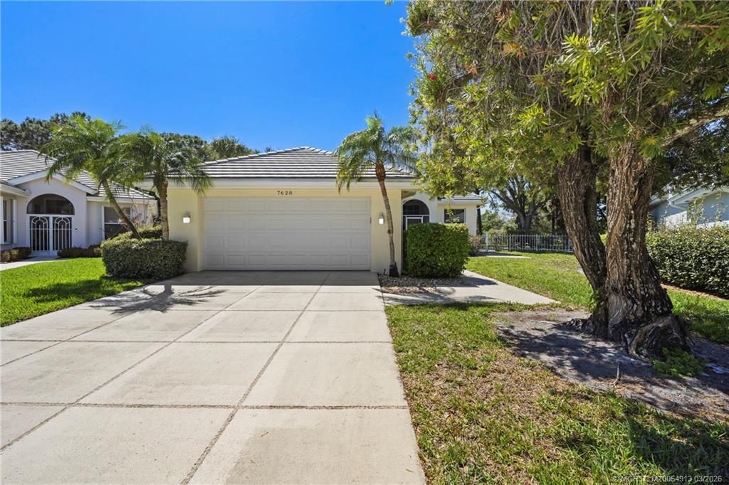 Photo of 7628 SE Autumn Lane, Hobe Sound, FL 33455 (MLS # M20054913)