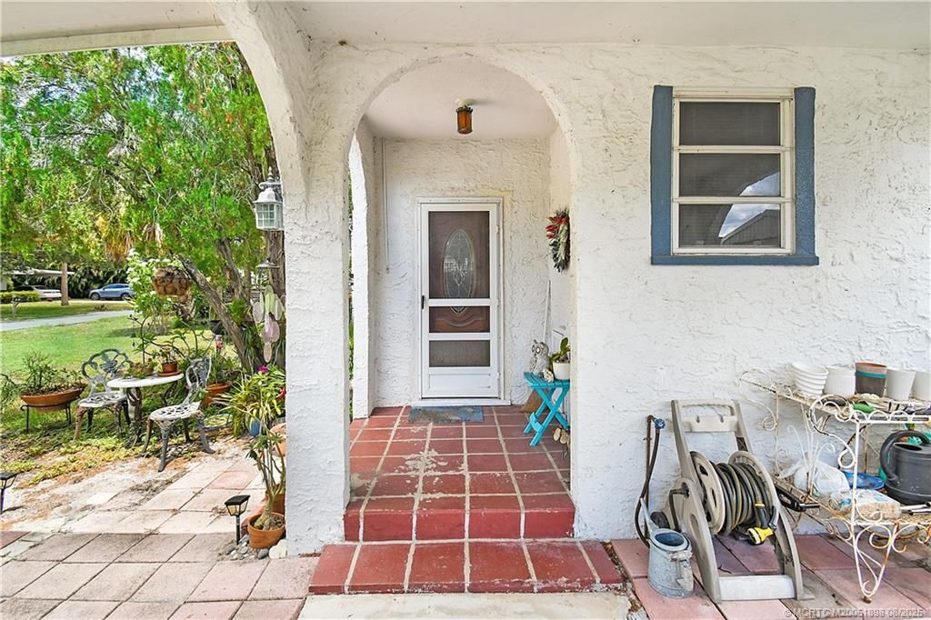 Photo of 413 SE Hibiscus Avenue, Stuart, FL 34996 (MLS # M20051898)