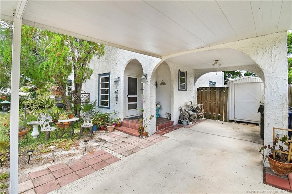 Photo of 413 SE Hibiscus Avenue, Stuart, FL 34996 (MLS # M20051898)