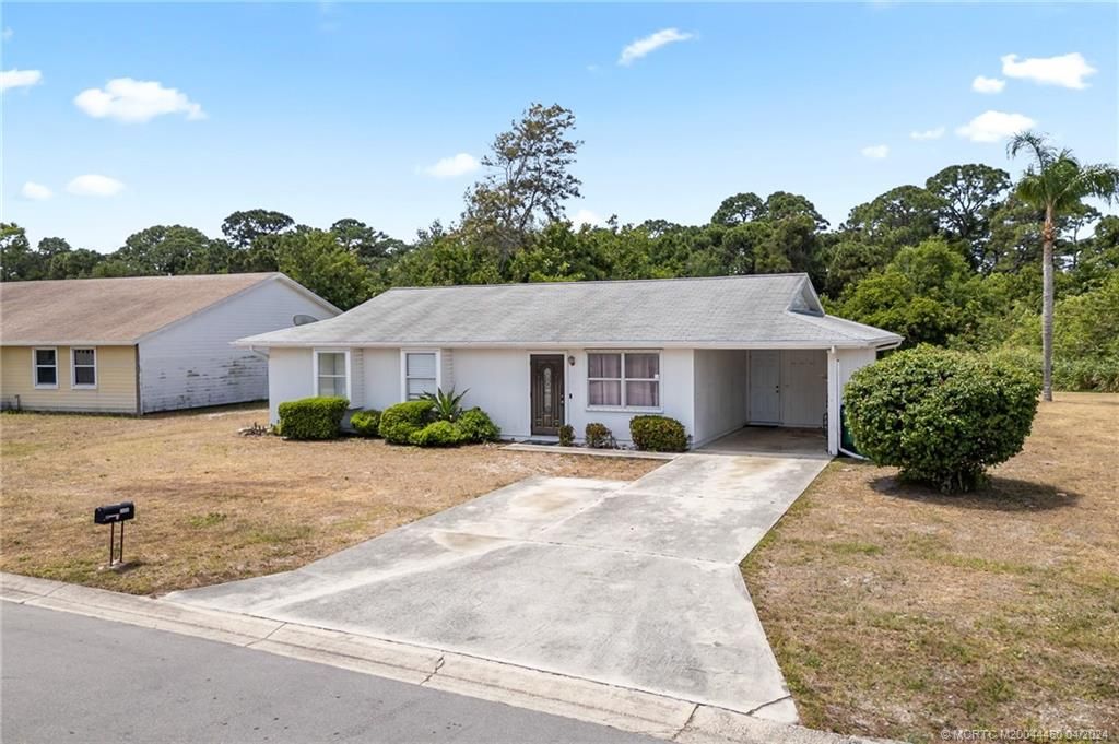 Photo of 1850 SE Burgundy Lane, Port Saint Lucie, FL 34952 (MLS # M20044460)