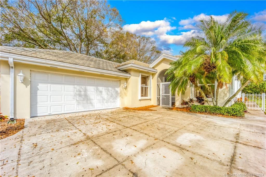 Photo of 7199 SE Bitterroot Circle, Hobe Sound, FL 33455 (MLS # M20042768)
