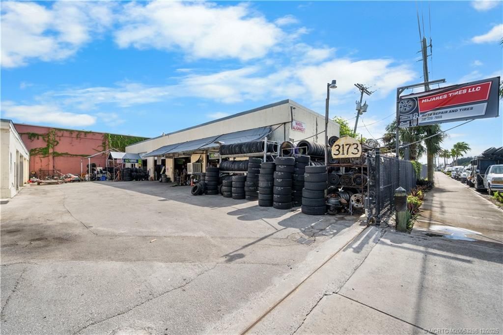 Photo of 3173 SE Railroad Avenue, Stuart, FL 34997 (MLS # M20053296)