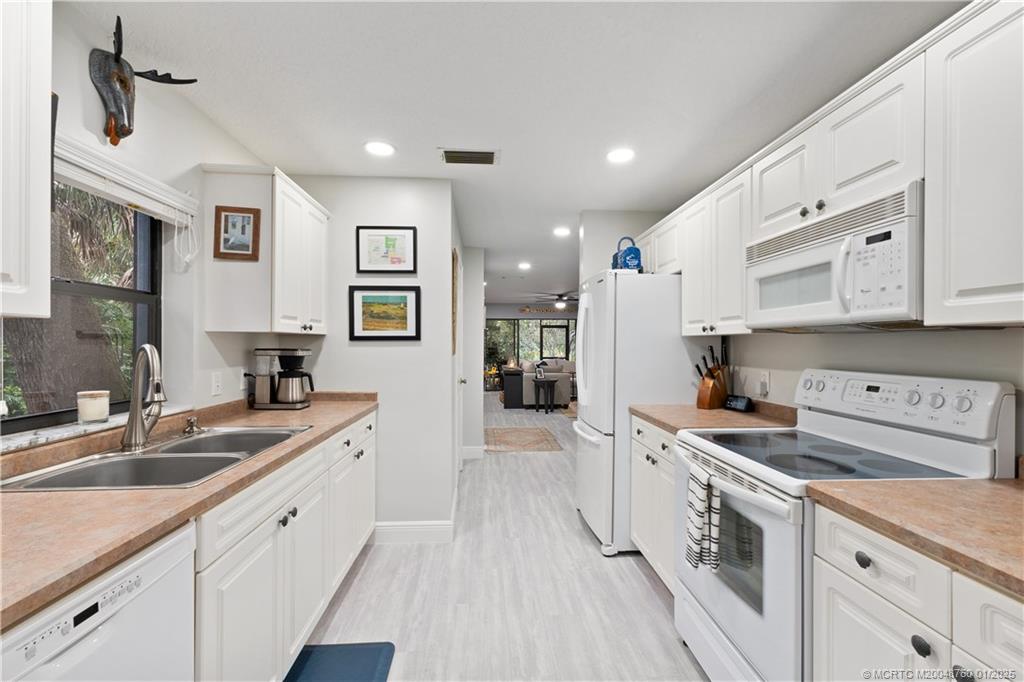 Stuart, Florida 34997, United States, 3 Bedrooms Bedrooms, ,3 BathroomsBathrooms,Residential,Pending,12920