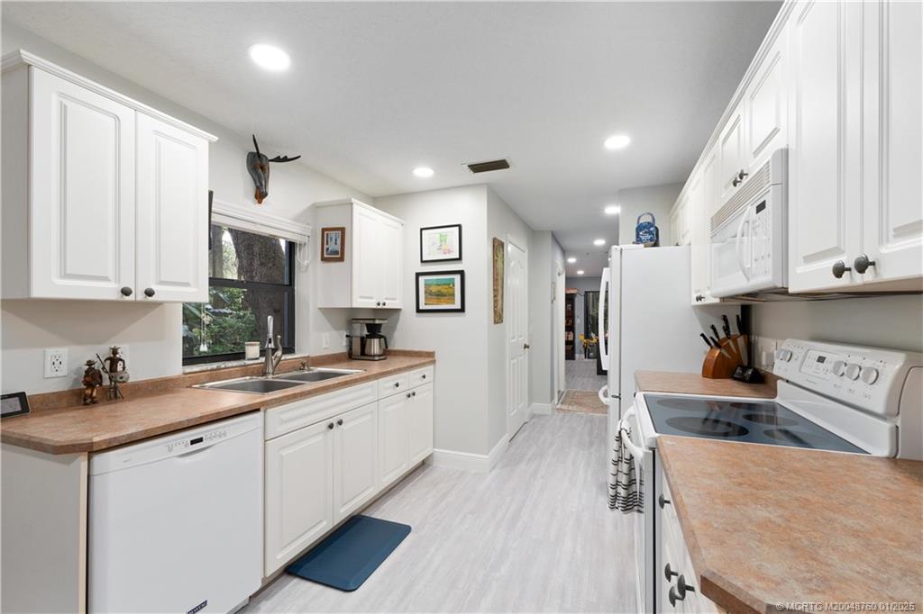 Stuart, Florida 34997, United States, 3 Bedrooms Bedrooms, ,3 BathroomsBathrooms,Residential,Pending,12920