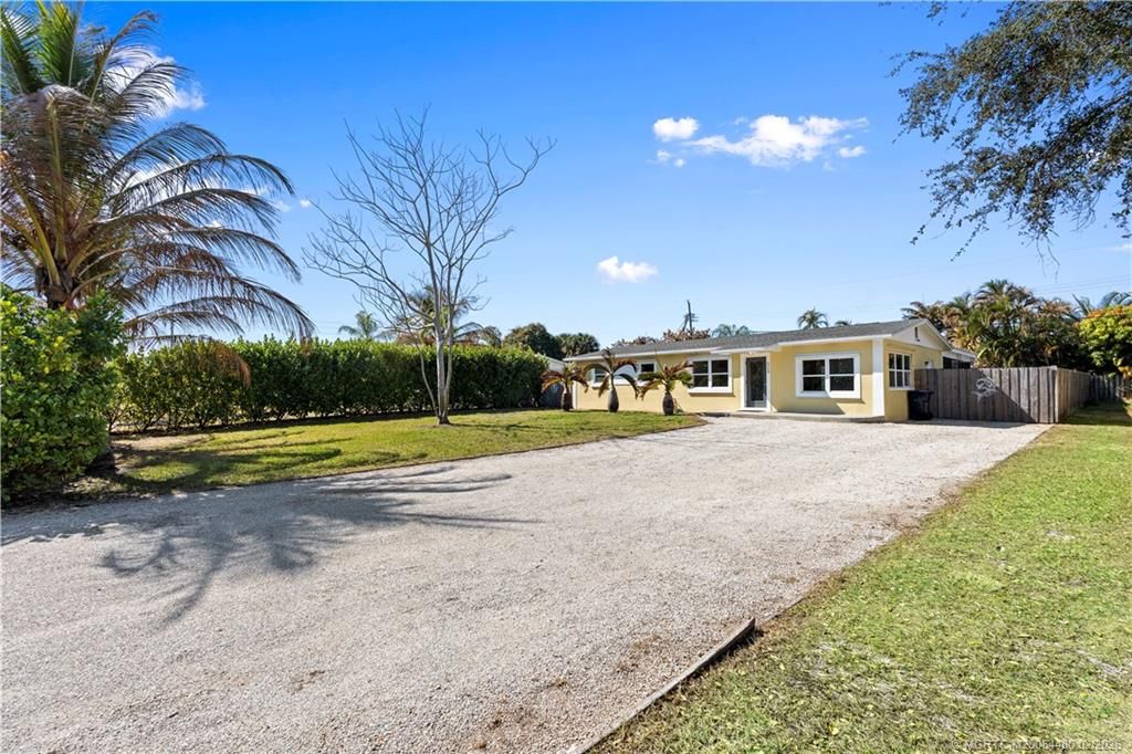 Photo of 924 SE Dolphin Drive, Stuart, FL 34996 (MLS # M20054480)