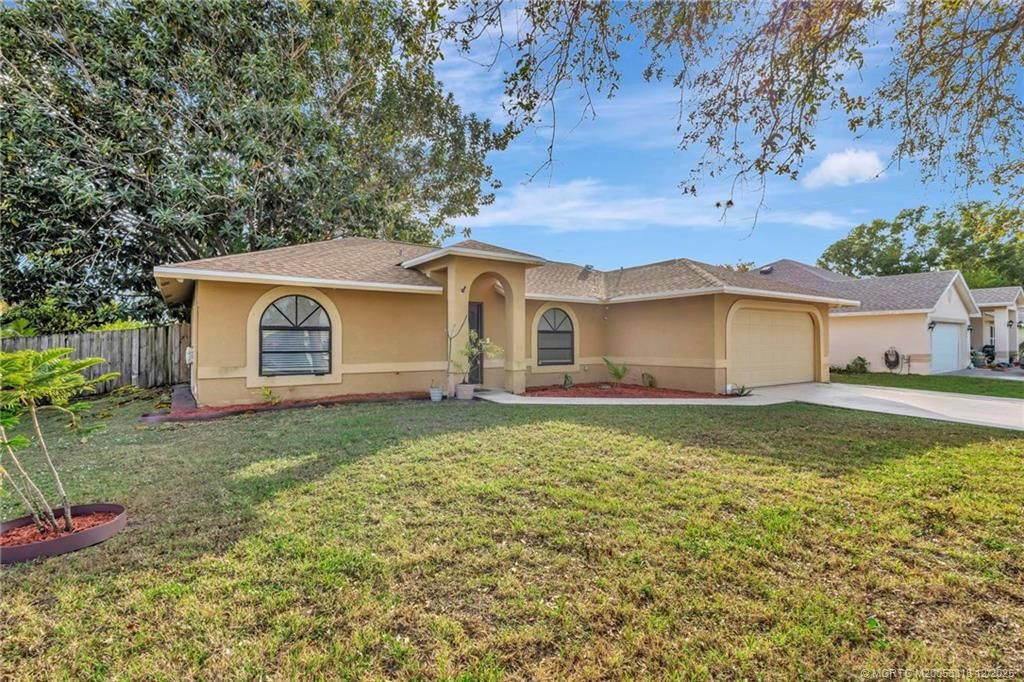 Photo of 252 NW Lincoln Avenue, Port Saint Lucie, FL 34983 (MLS # M20053318)