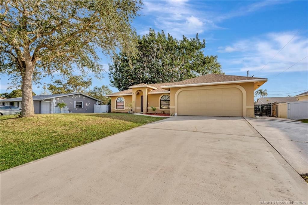 Photo of 252 NW Lincoln Avenue, Port Saint Lucie, FL 34983 (MLS # M20053318)