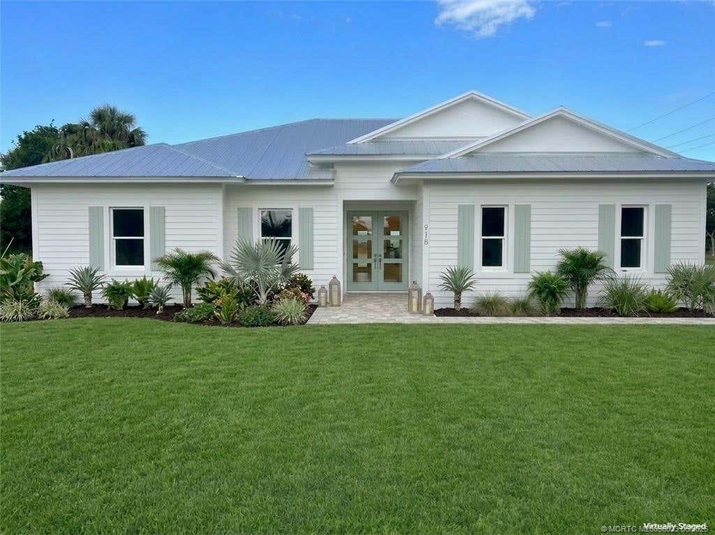 Photo of 918 SE Hibiscus Avenue, Stuart, FL 34996 (MLS # M20056023)