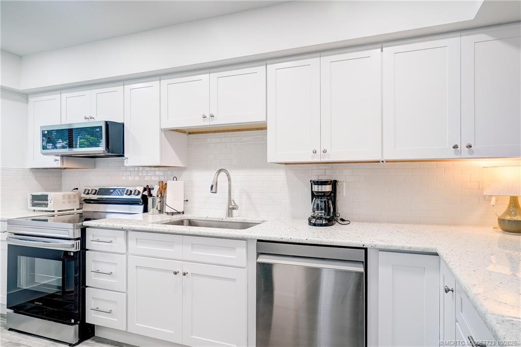 Stuart, Florida 34996, United States, 1 Bedroom Bedrooms, ,2 BathroomsBathrooms,Residential,Active,230845