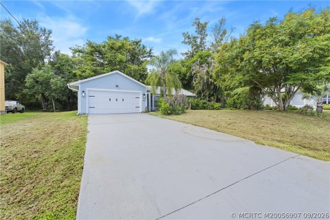 Homes For Sale - 411 SW Namoit Place<br/> Saint Lucie County, Port St. Lucie, FL 34953