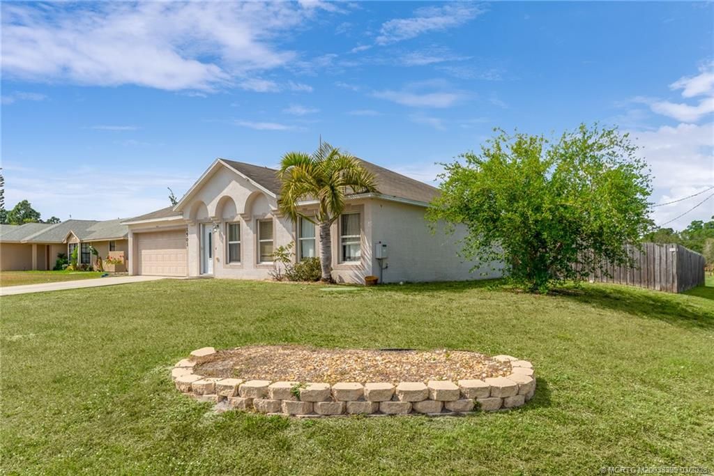 Photo of 1501 SW Tiskilwa Avenue, Port Saint Lucie, FL 34953 (MLS # M20038399)