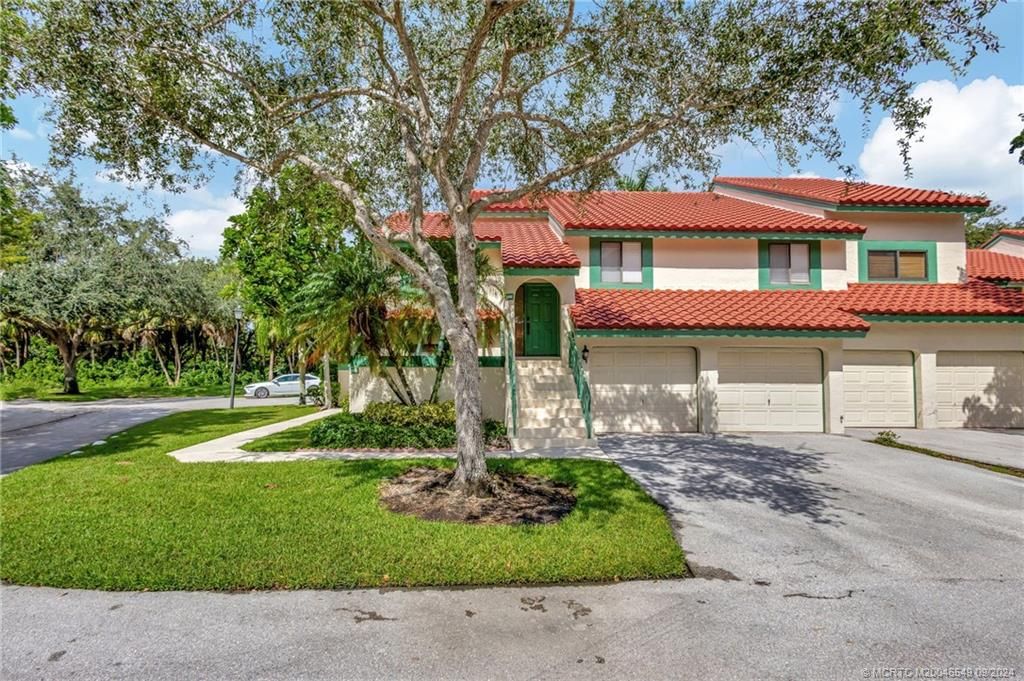 Photo of 16 Lexington Lane W #A, Palm Beach Gardens, FL 33418 (MLS # M20046549)