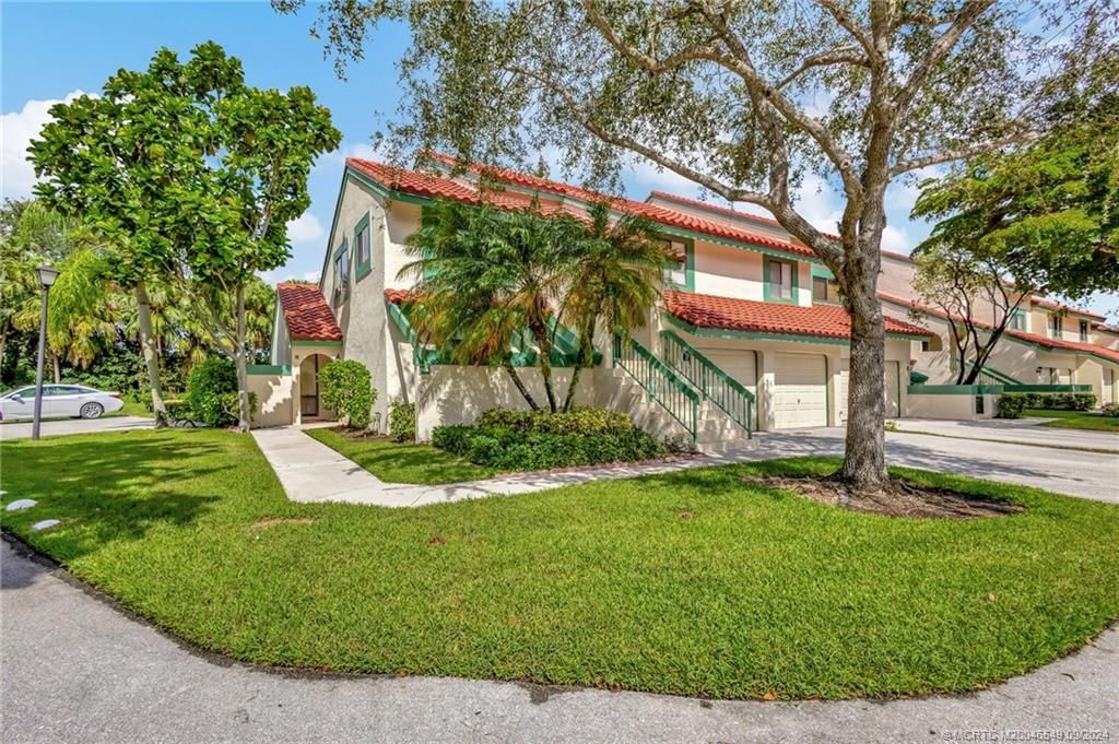 Photo of 16 Lexington Lane W #A, Palm Beach Gardens, FL 33418 (MLS # M20046549)