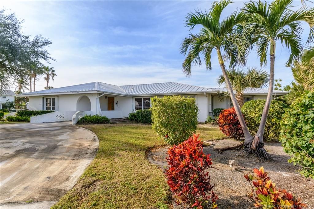 Photo of 607 Malabar Avenue, Fort Pierce, FL 34949 (MLS # M20049671)