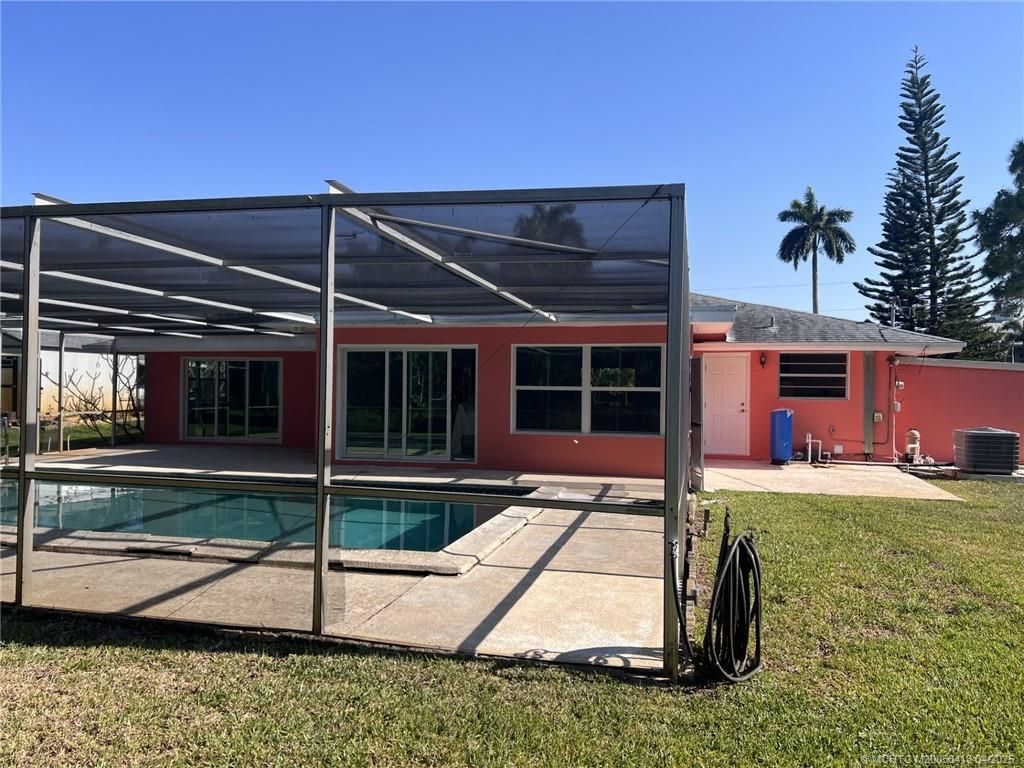 Photo of 652 NW Sunset Drive, Stuart, FL 34994 (MLS # M20050418)