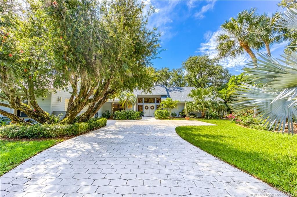 Photo of 8 Kingston Court, Stuart, FL 34996 (MLS # M20039052)