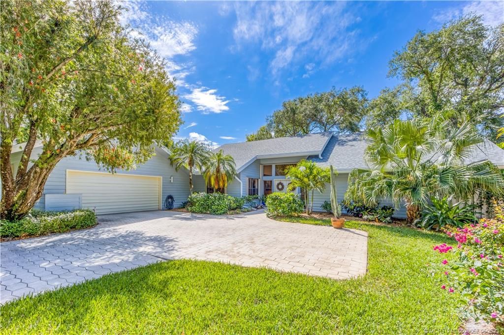 Photo of 8 Kingston Court, Stuart, FL 34996 (MLS # M20039052)