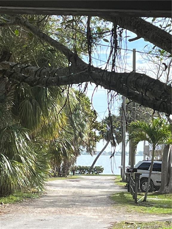 2172 NE Poinciana Terrace