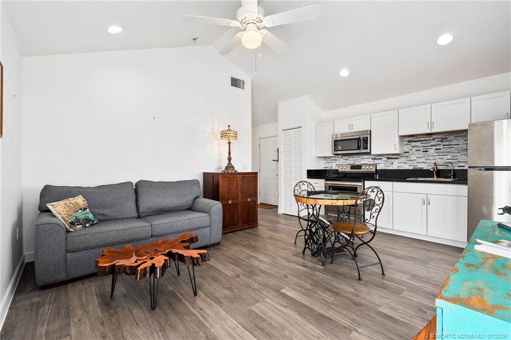 Stuart, Florida 34997, United States, 1 Bedroom Bedrooms, ,1 BathroomBathrooms,Residential,Active,171635