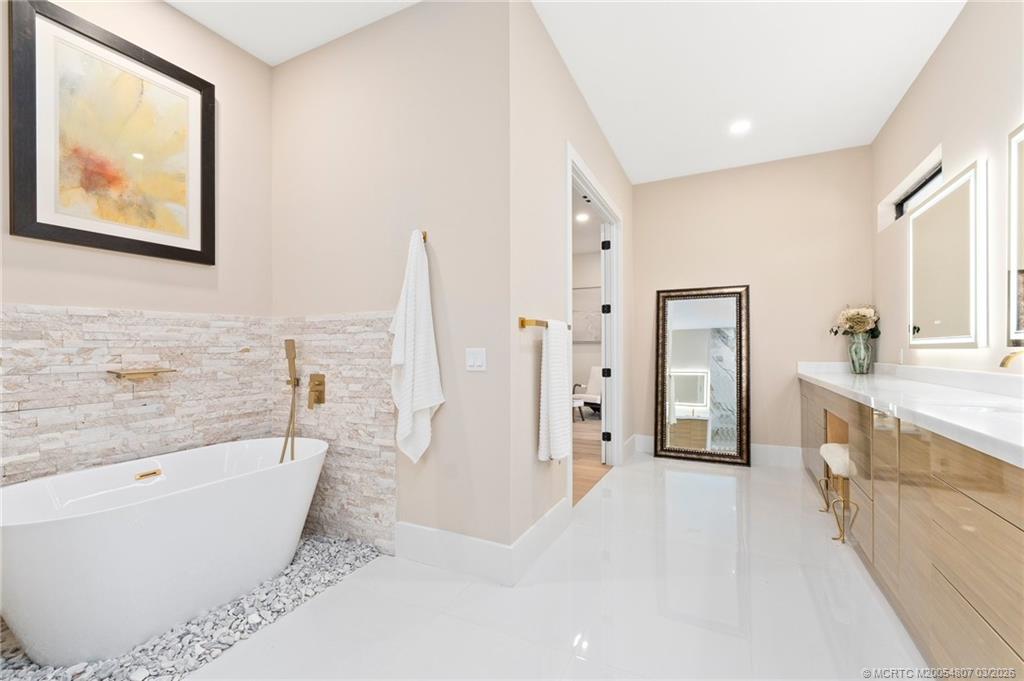 Palm City, Florida, 34990, United States, 4 Bedrooms Bedrooms, ,6 BathroomsBathrooms,Residential,Active,2031024
