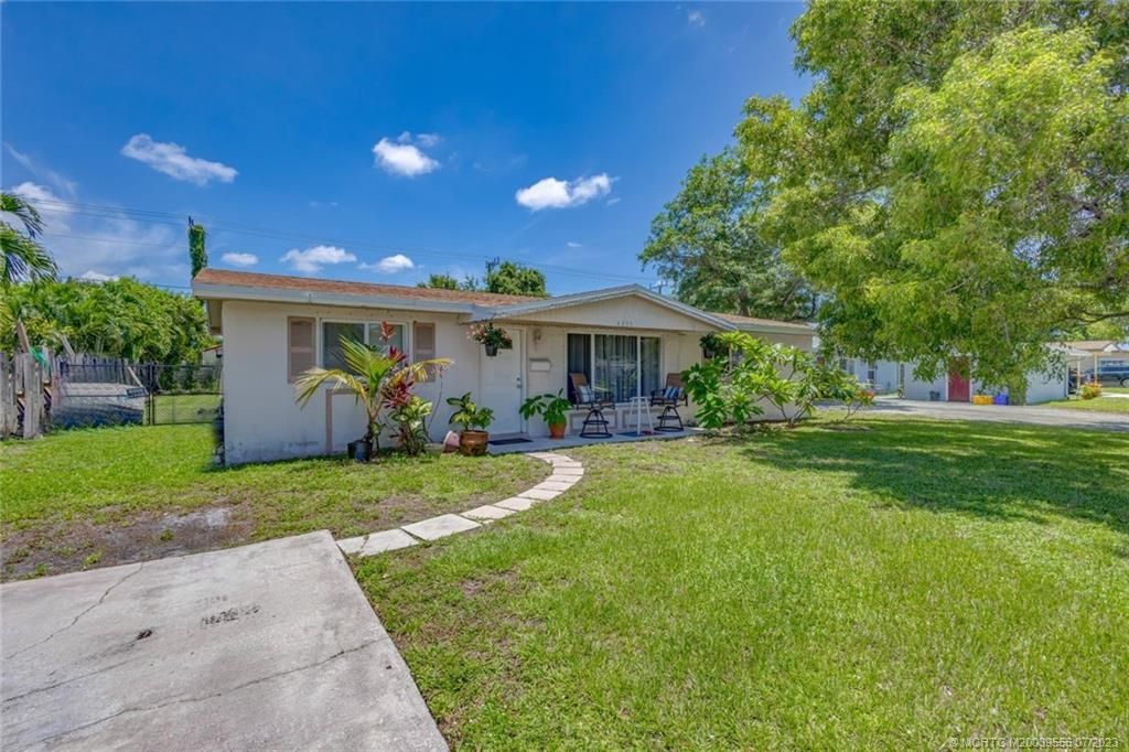 Photo of 4335 Empress Street, Palm Beach Gardens, FL 33410 (MLS # M20039555)