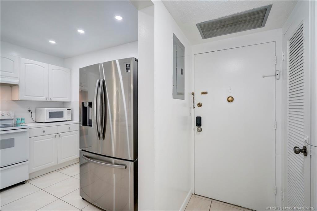 Hollywood, Florida 33019, United States, 1 Bedroom Bedrooms, ,2 BathroomsBathrooms,Residential,Active,188553