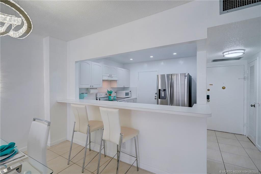 Hollywood, Florida 33019, United States, 1 Bedroom Bedrooms, ,2 BathroomsBathrooms,Residential,Active,188553