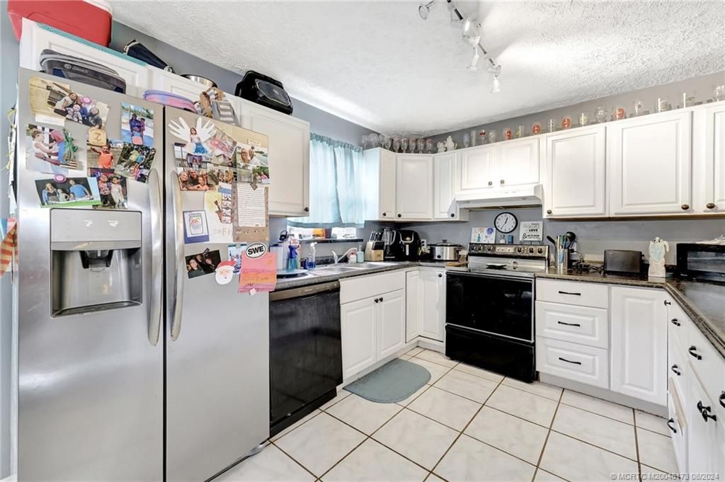 Photo of 5520 SE Colee Avenue, Stuart, FL 34997 (MLS # M20046173)