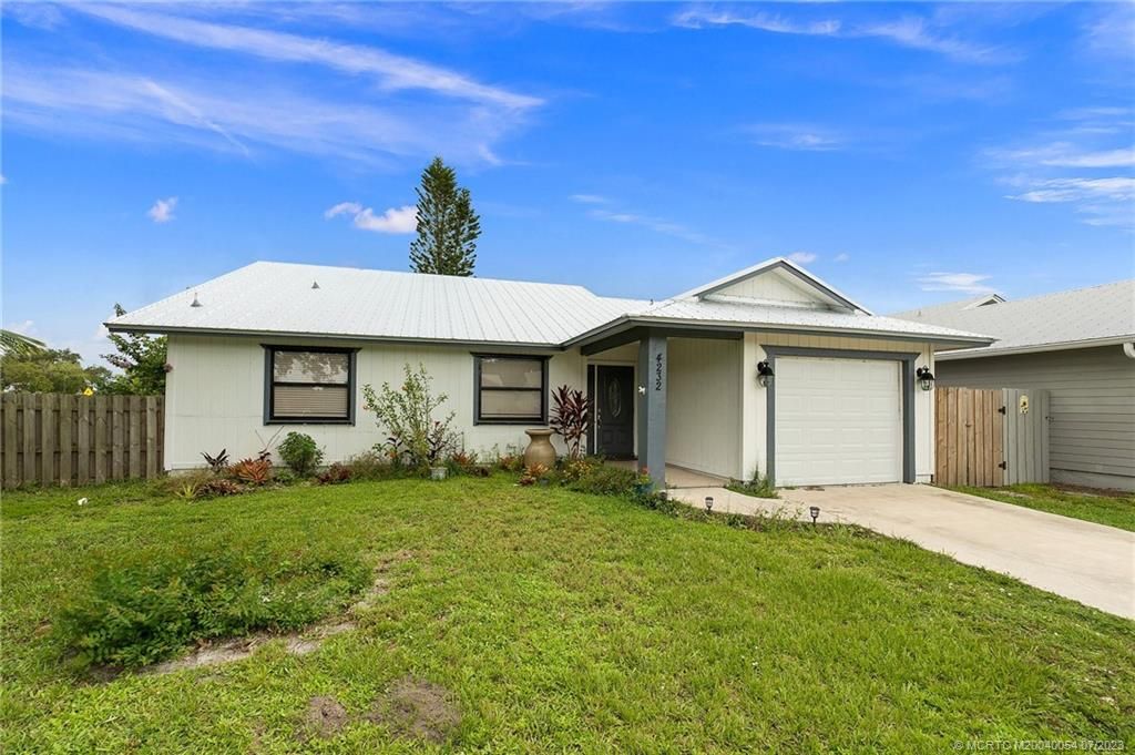 Photo of 4232 SE Jacaranda Street, Stuart, FL 34997 (MLS # M20040054)
