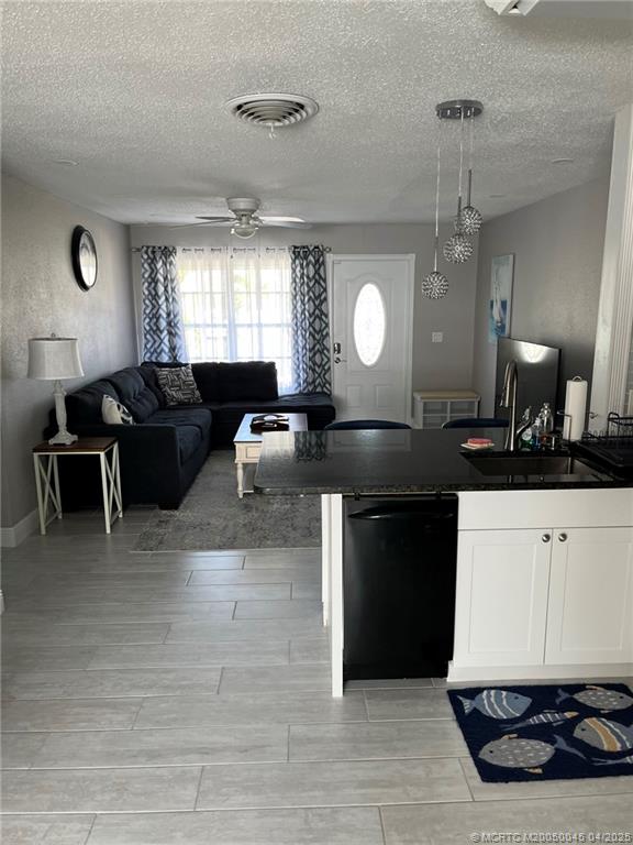 Jensen Beach, Florida 34957, United States, 2 Bedrooms Bedrooms, ,1 BathroomBathrooms,Residential,Active,102203