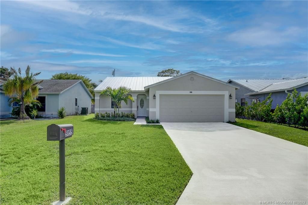 Photo of 5855 SE Grafton Drive, Stuart, FL 34997 (MLS # M20040352)