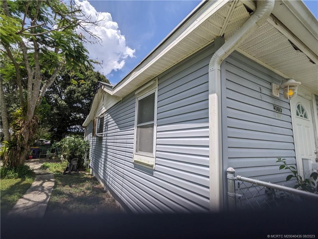 Photo of 4303 SE Grant Street, Stuart, FL 34997 (MLS # M20040435)