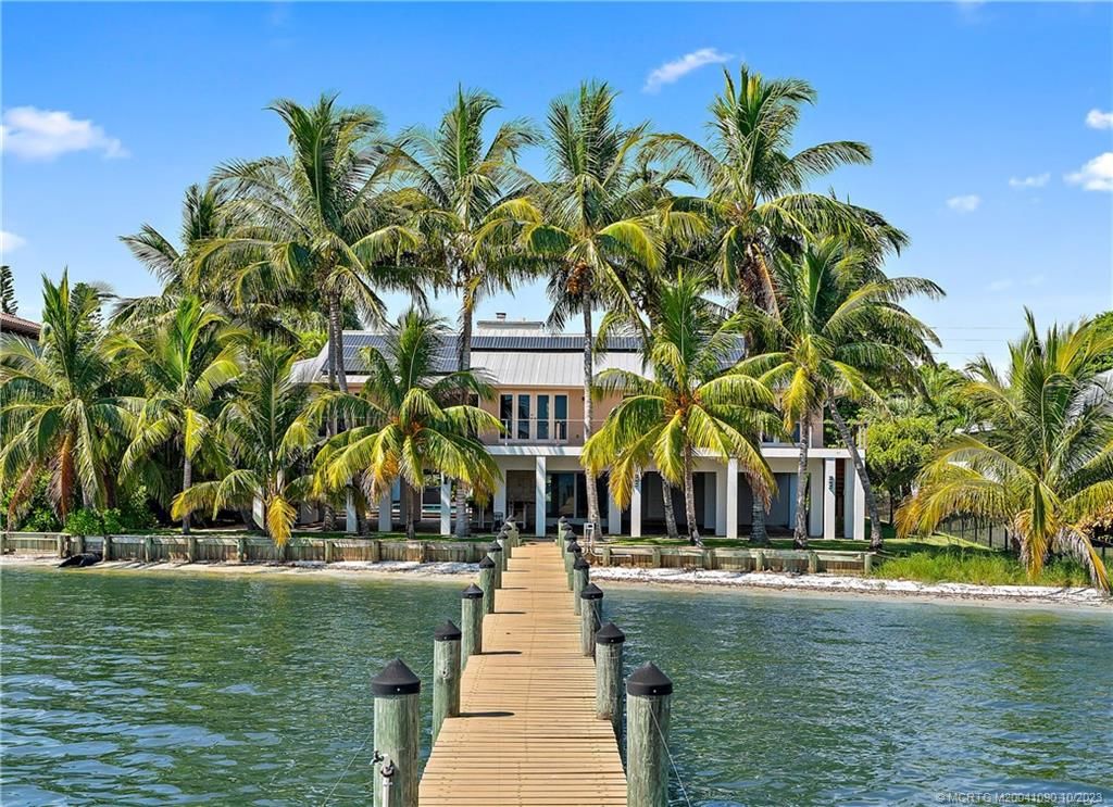 Photo of 10 S Sewalls Point Road, Stuart, FL 34996 (MLS # M20041090)