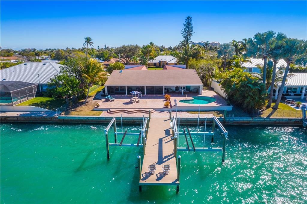 Photo of 1811 Bayshore Drive, Fort Pierce, FL 34949 (MLS # M20054452)