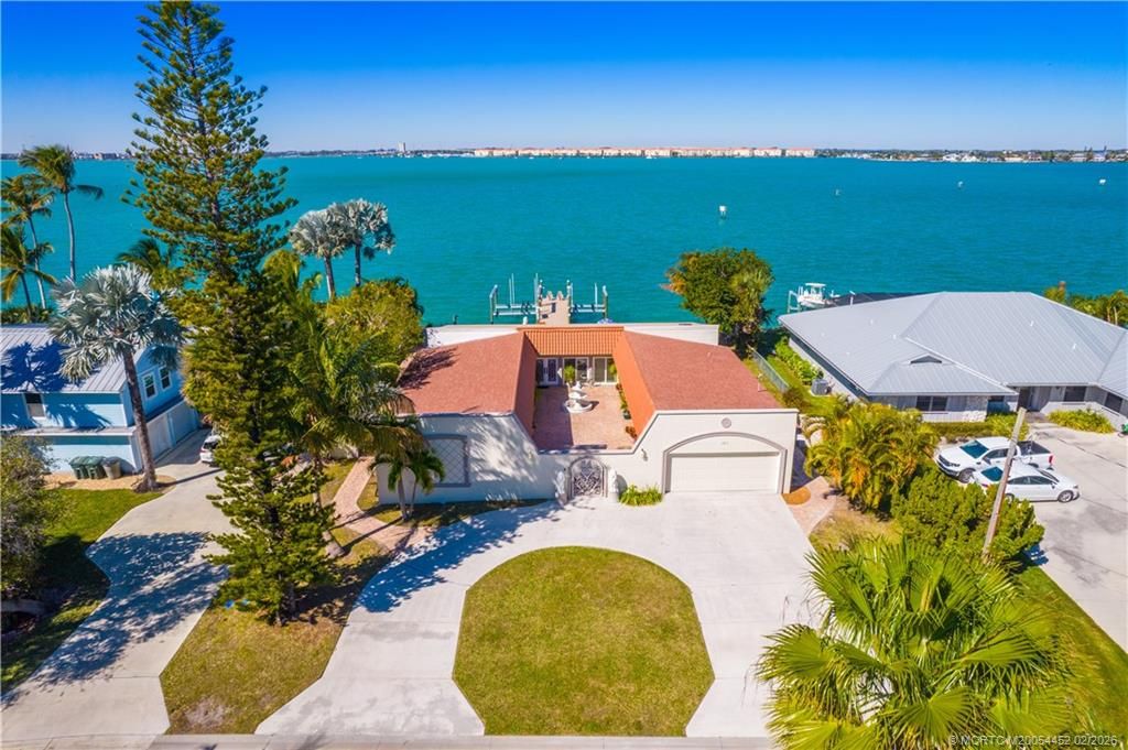 Photo of 1811 Bayshore Drive, Fort Pierce, FL 34949 (MLS # M20054452)